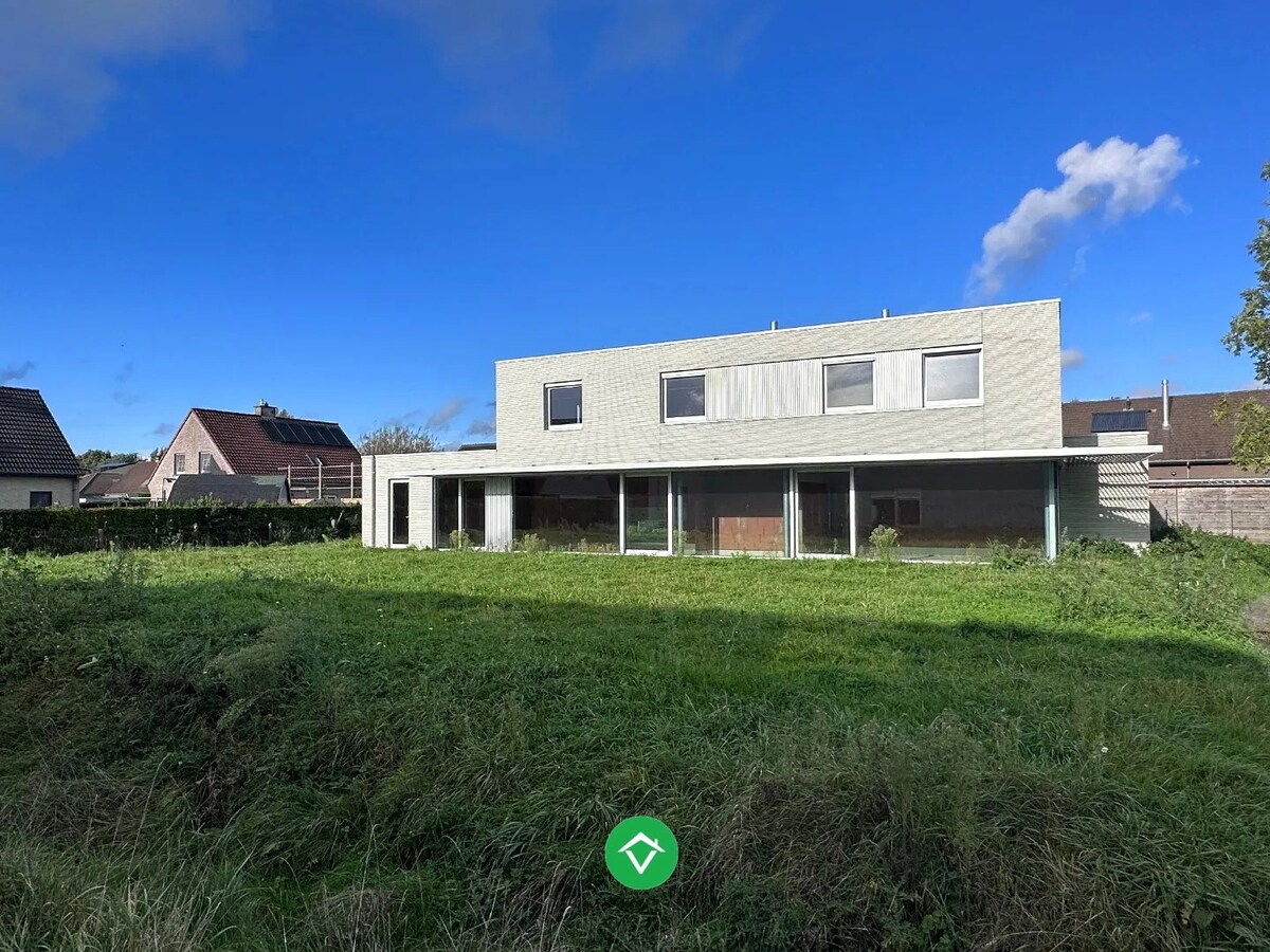 Ruime alleenstaande villa met 3 slaapkamers te Torhout 