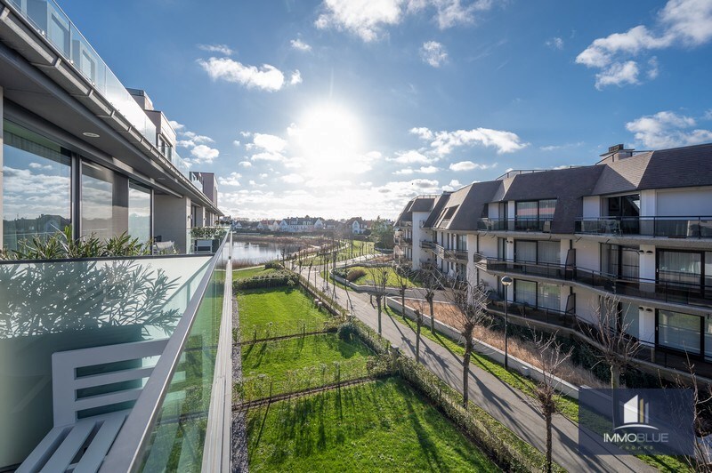 Prestigieus appartement met een gevelbreedte van ongeveer 16,5 meter en ruime terrassen, gelegen aan het Zegemeerpad. 