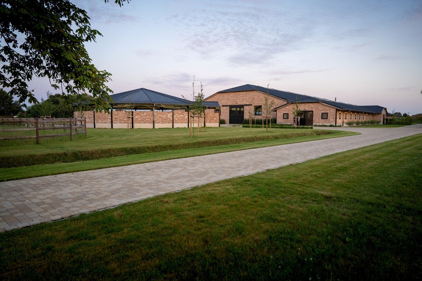 Exclusieve professionele hippische accommodatie (nieuwbouw) met villa op ca. 9 ha te Neerpelt 