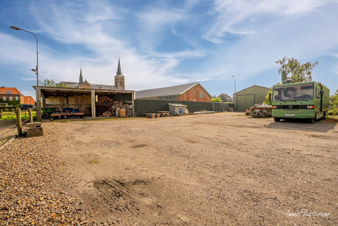 Characterful property with numerous professional possibilities. 