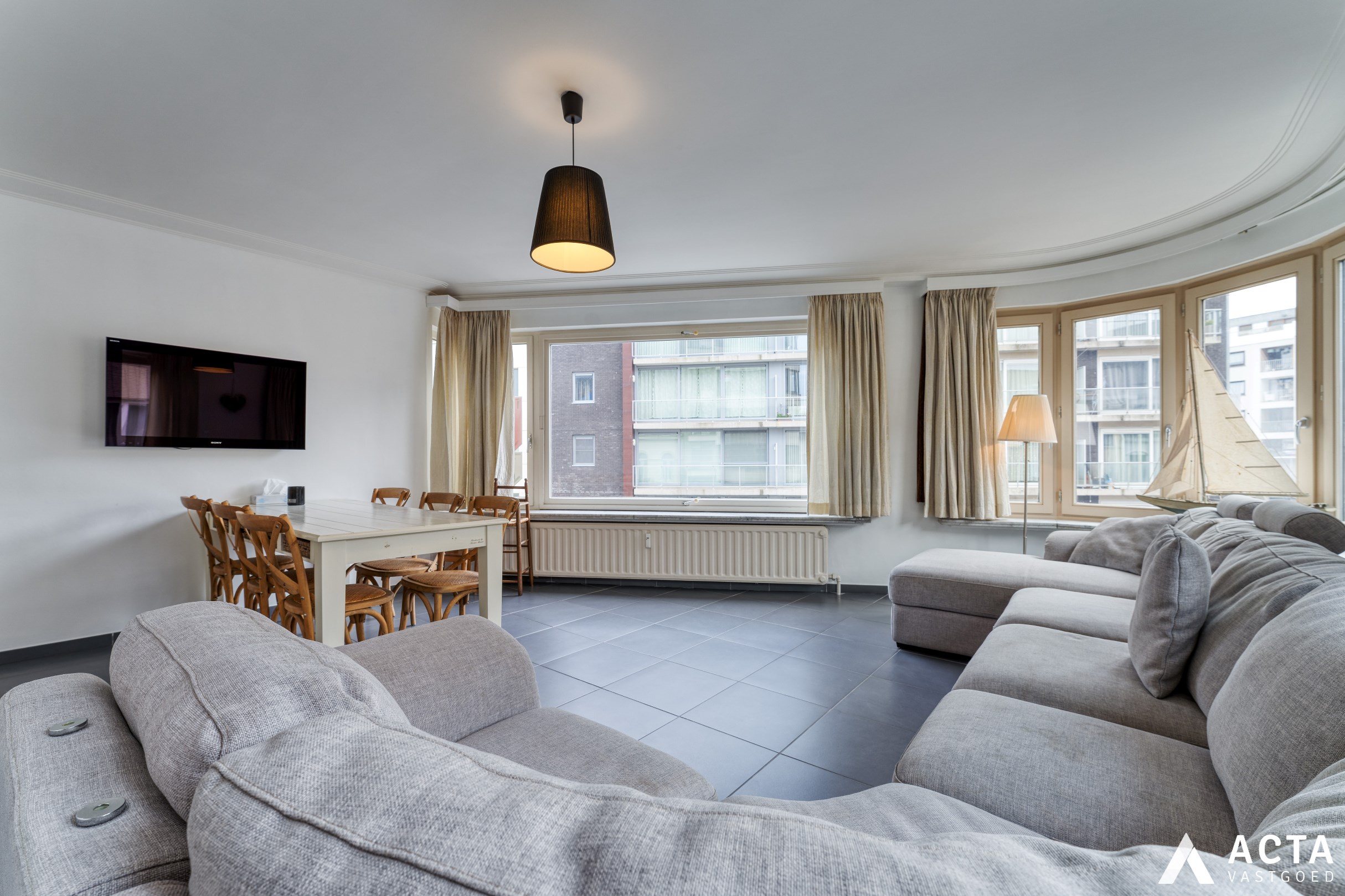 Gerenoveerd hoekappartement met twee slaapkamers nabij strand van Oostende 