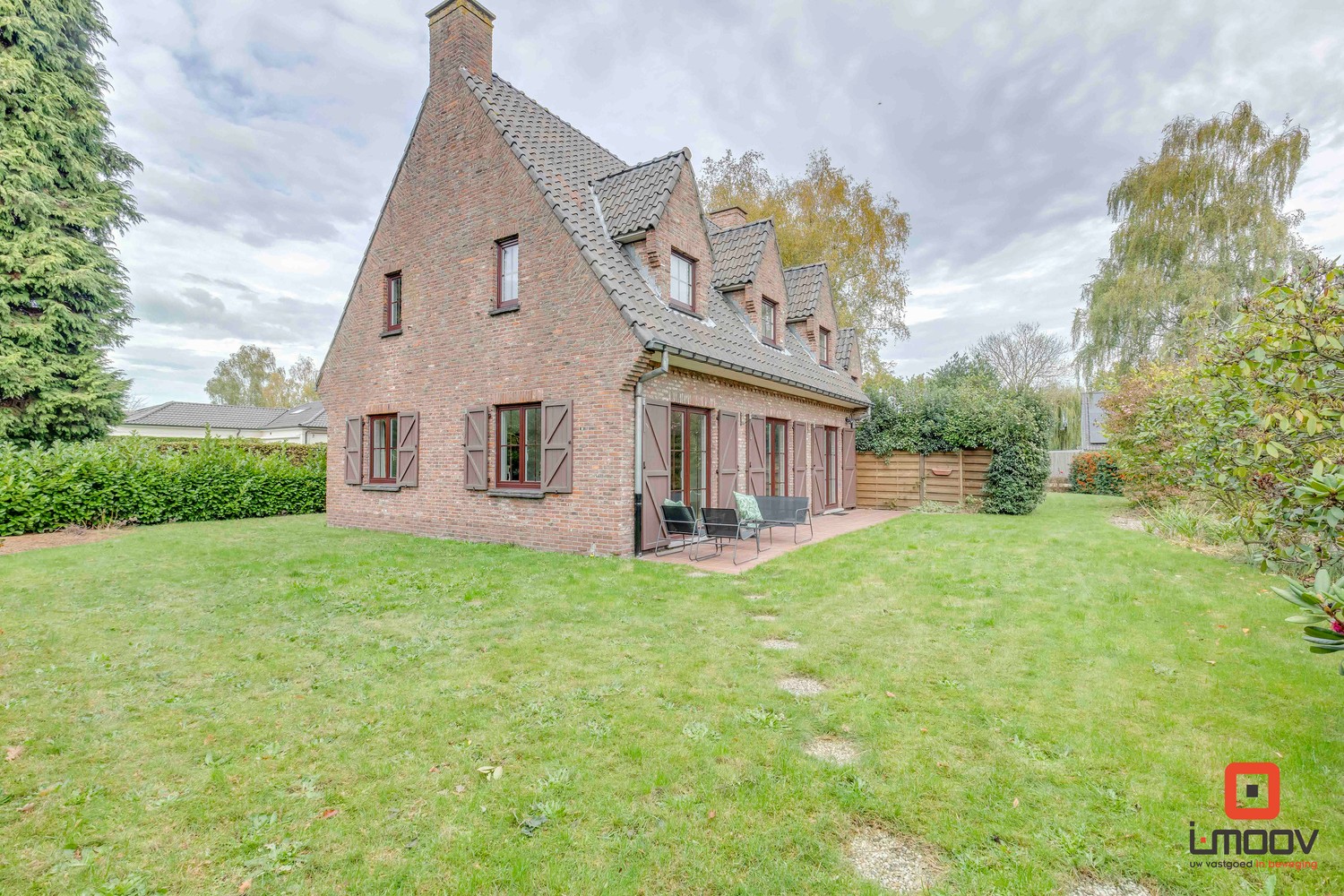 Villa met 4 slaapkamers en 2 inpandige garages 