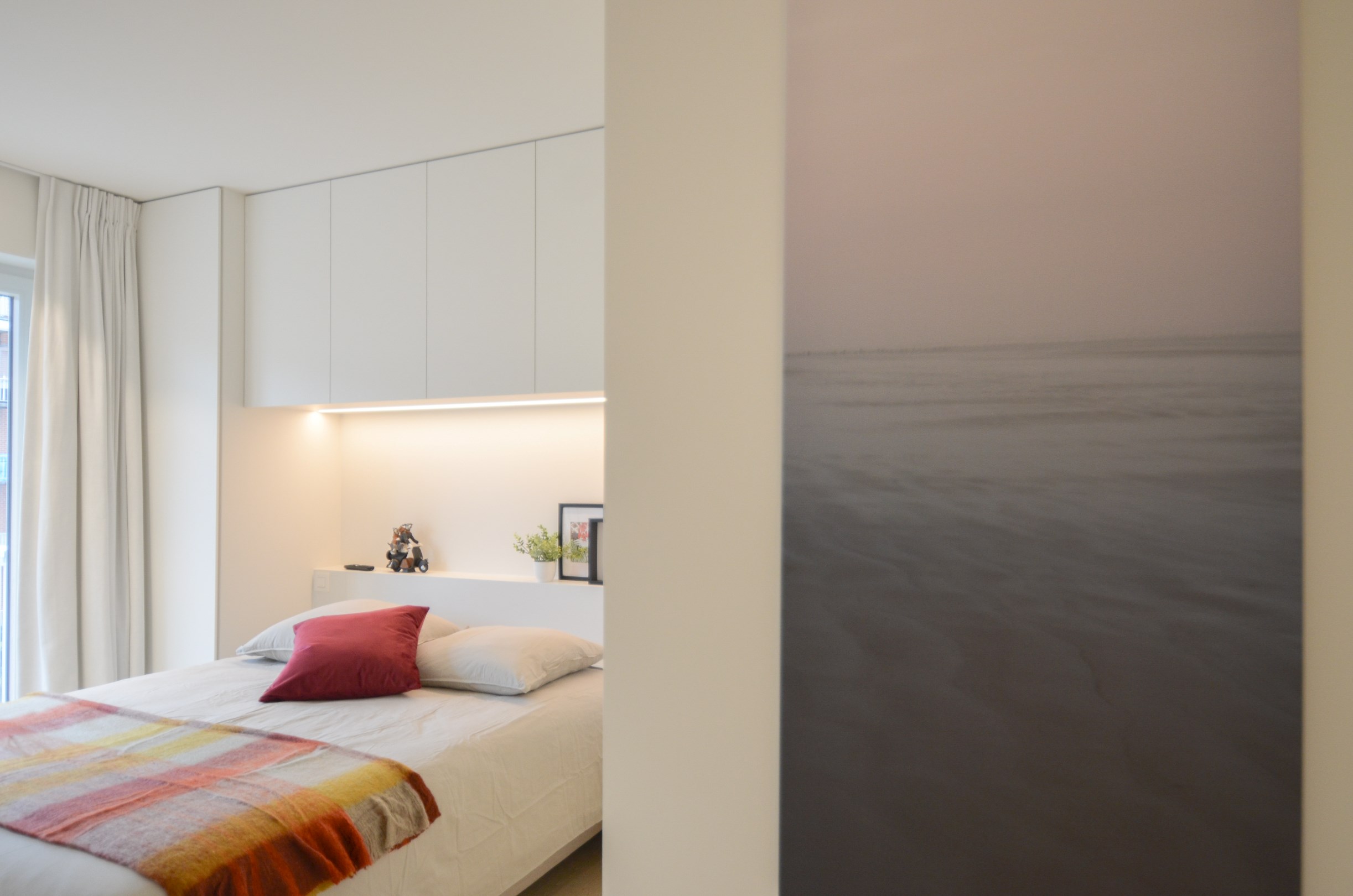 Volledig gerenoveerd appartement met een gevelbreedte van ongeveer 7 meter gelegen nabij de zee. 