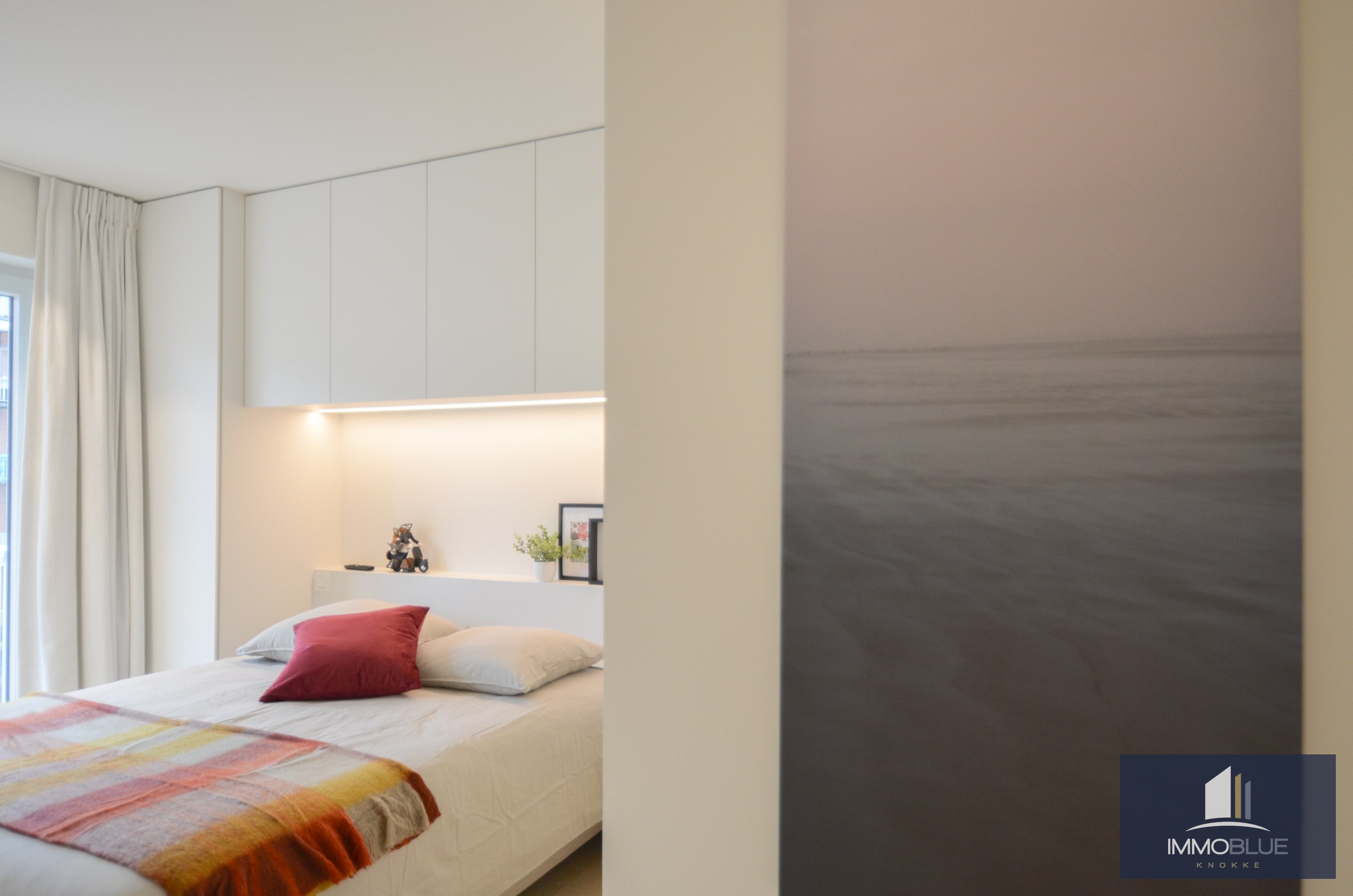 Volledig gerenoveerd appartement met een gevelbreedte van ongeveer 7 meter gelegen nabij de zee. 
