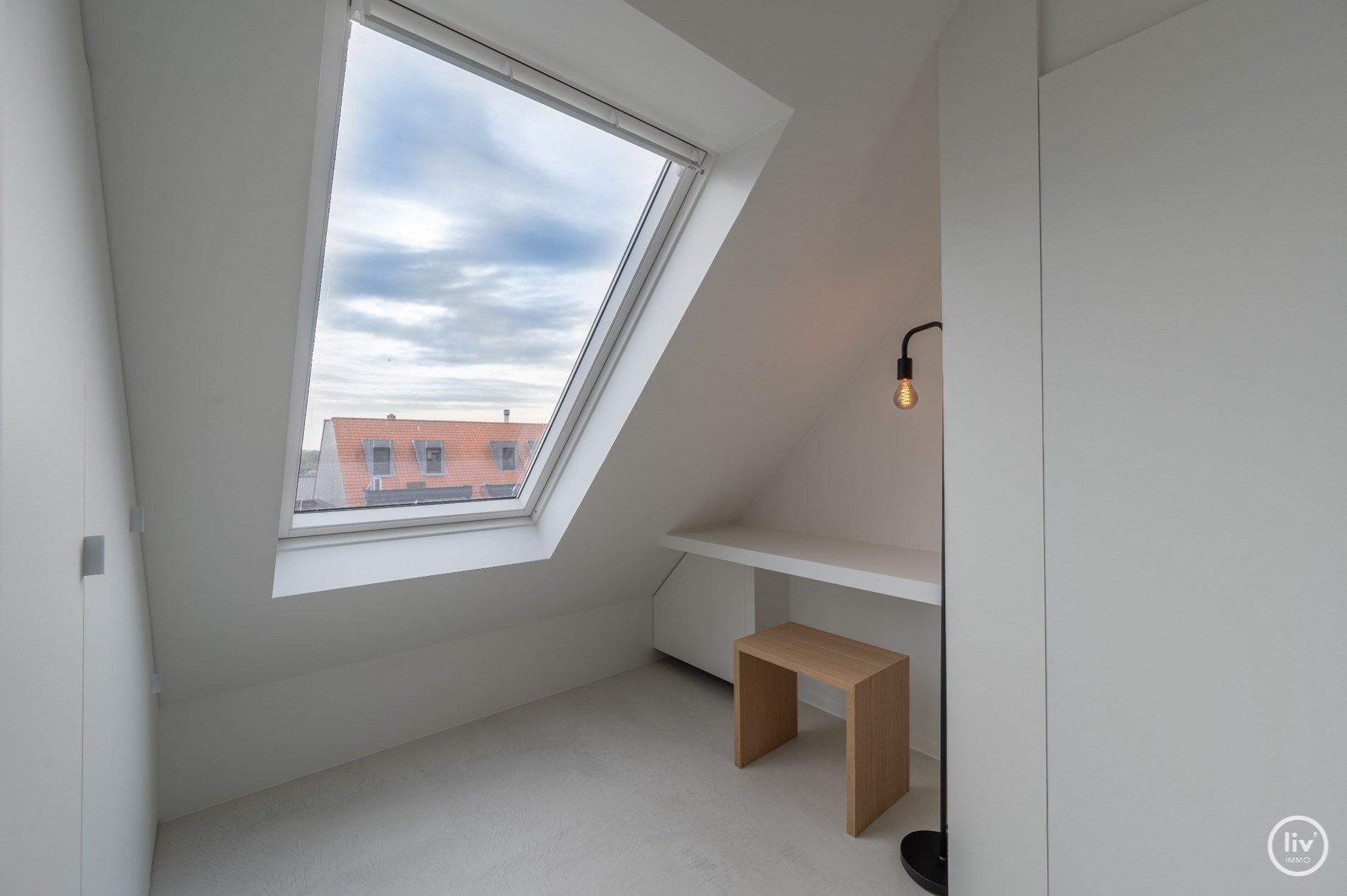 Prachtig gerenoveerd duplex appartement met ruim Westgericht terras gelegen op de Lippenslaan te Knokke. 