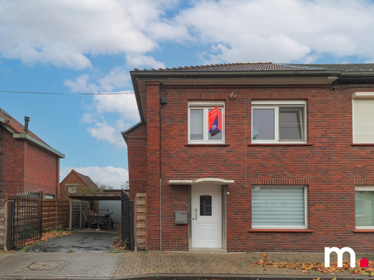 Halfopen bebouwing met grote tuin, garage  en 3 slaapkamers ! 