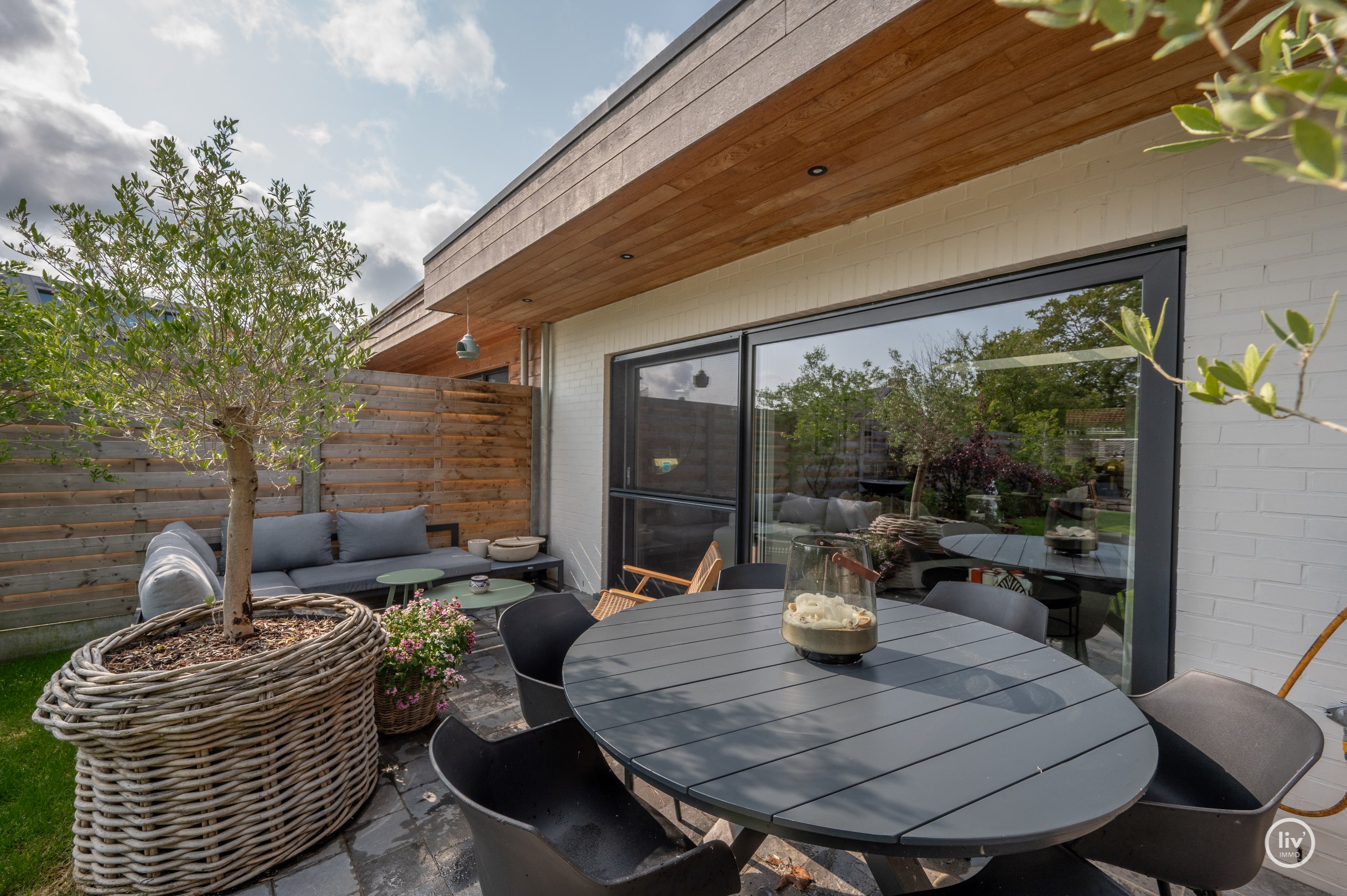 Charmante, recent gerenoveerde woning met prachtige tuin en topligging in het centrum van Sluis op enkele minuten van Knokke-Heist. 