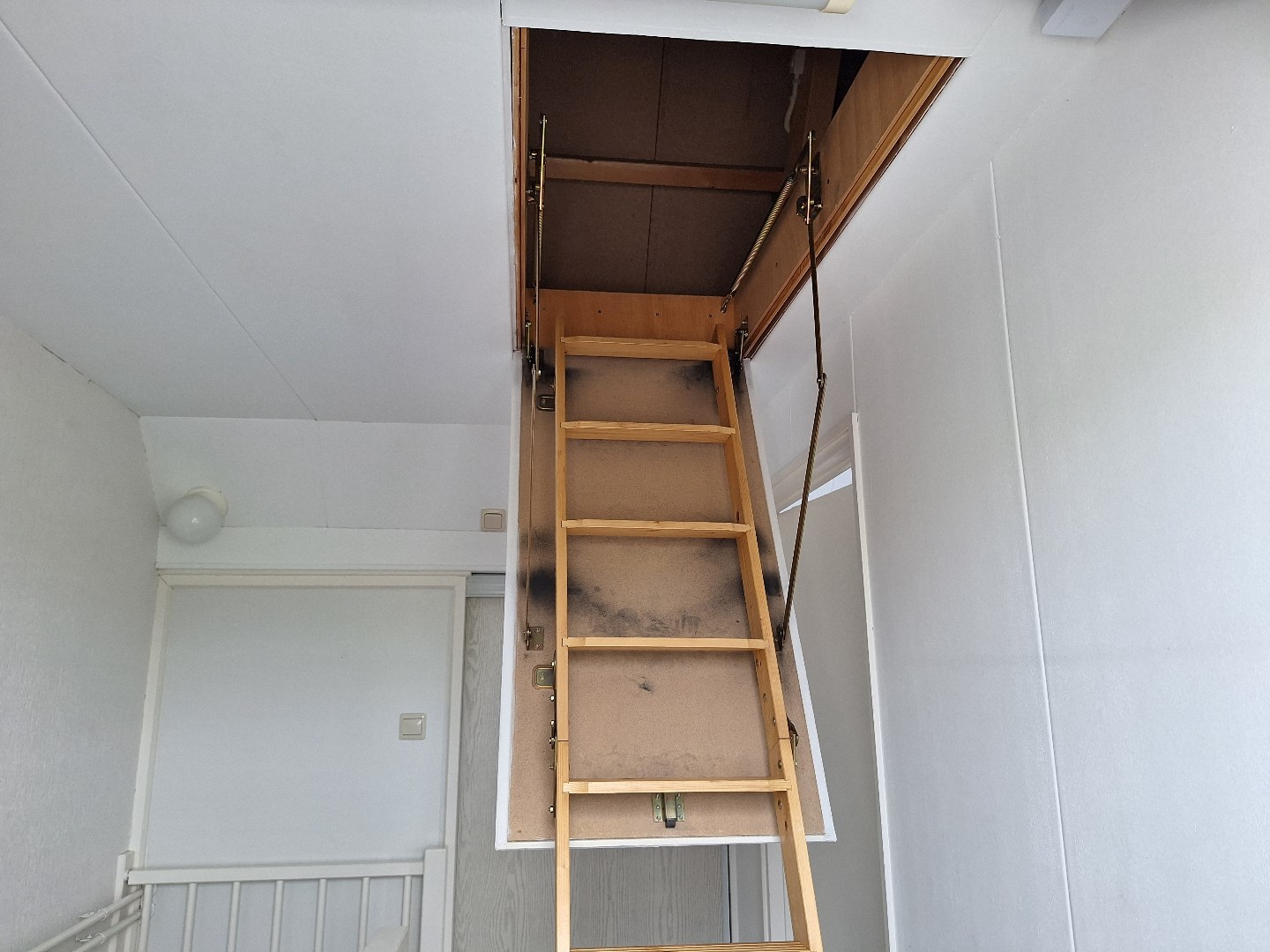 Energiezuinige eengezinswoning energielabel A, met 4 slaapkamers, uitgebouwde woonkamer, 12 zonnepanelen, vloerverwarming en gelegen op eigen grond. 