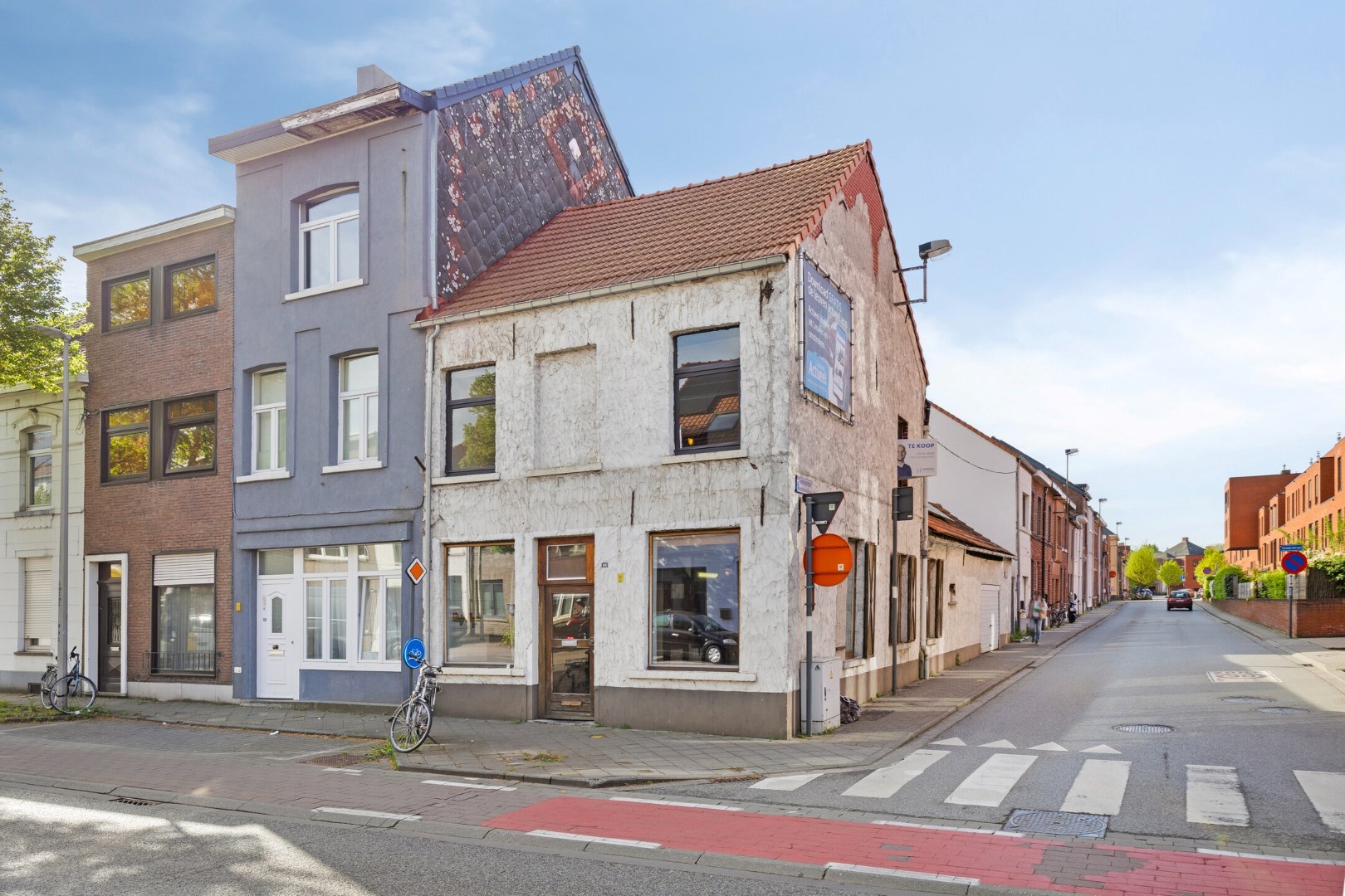 Halfopen hoekwoning met garage en dakterras op toplocatie in Kessel-Lo – renovatieproject met veel potentieel 