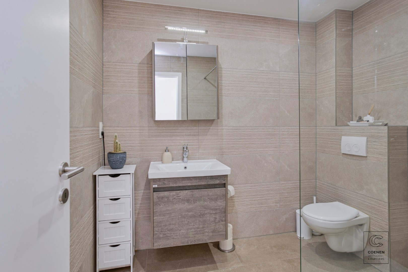 Prachtig gerenoveerd (gemeubeld!) appartement met 2 slpk&#39;s en een bew. opp. van ca. 70 m&#178; 