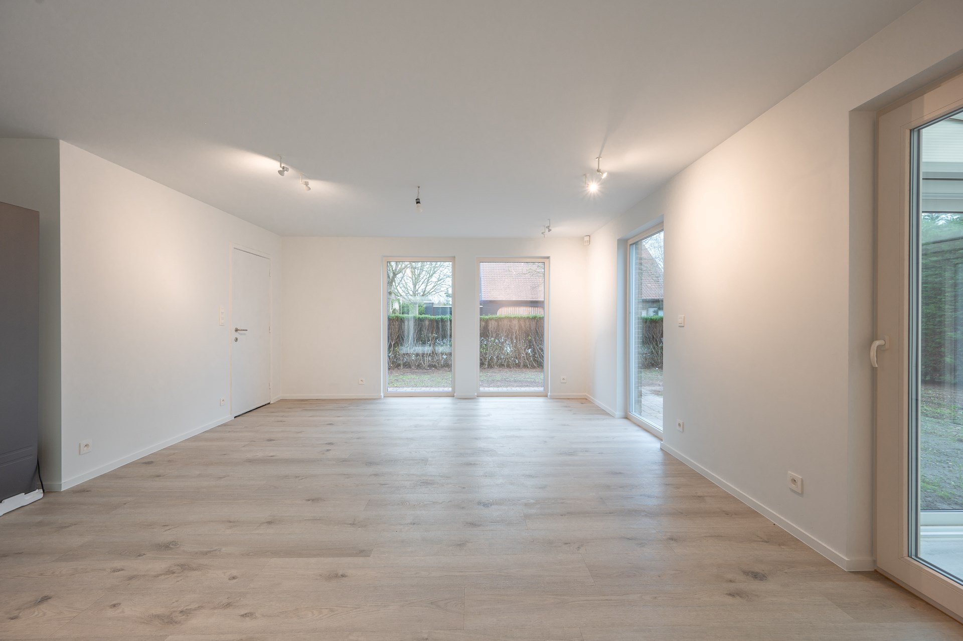 Maison individuelle spacieuse avec deux chambres, une salle de bains et un double garage int&#233;gr&#233; situ&#233;e dans la rue de l&#39;Aster &#224; Knokke. 