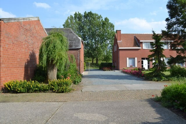 Hoeve met ruime woning, stallen en loods op 2.6Ha te Kieldrecht 