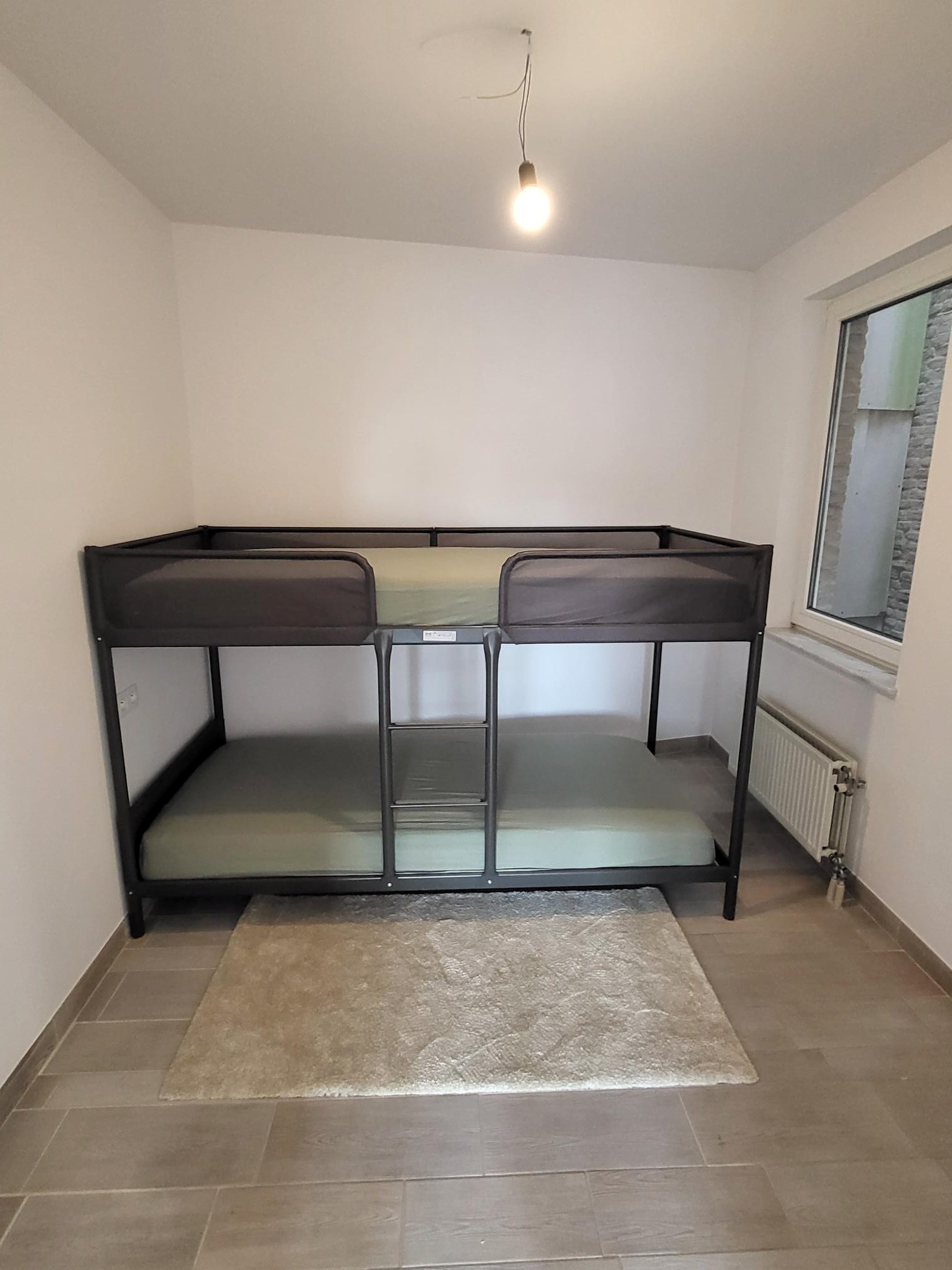 Zonnig Appartement met 2 Slaapkamers vlak bij de Zeedijk te Heist. 