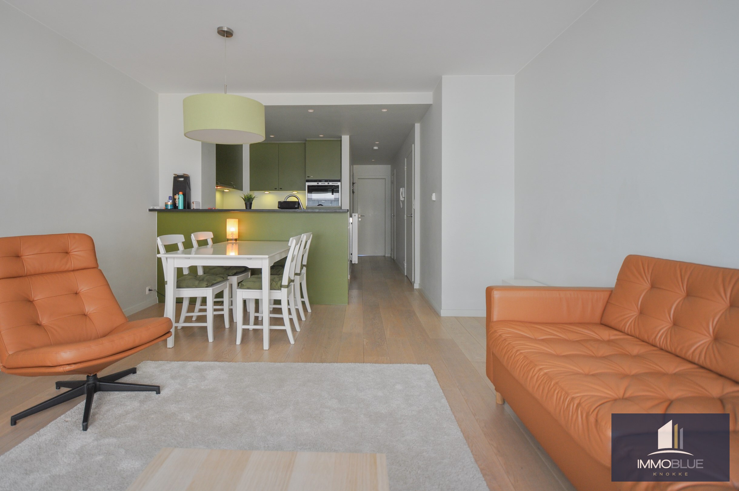 Centraal gelegen, instapklaar zonnig tweeslaapkamerappartement op enkele stappen van de zee en het commercieel centrum. 