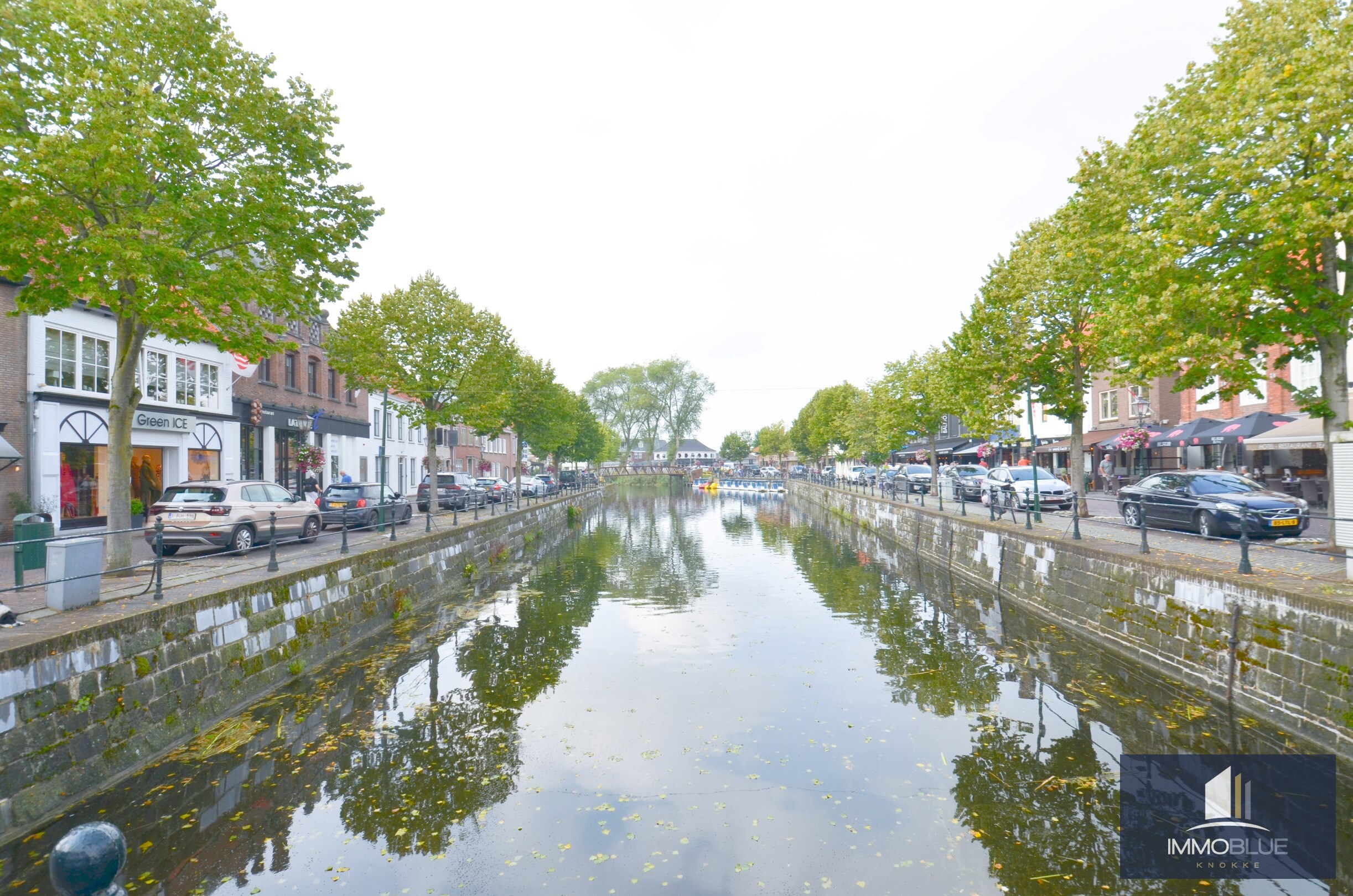 Uitstekend gelegen toprestaurant met een zonnig terras en woonst gelegen aan de Damse Vaart te Sluis. 