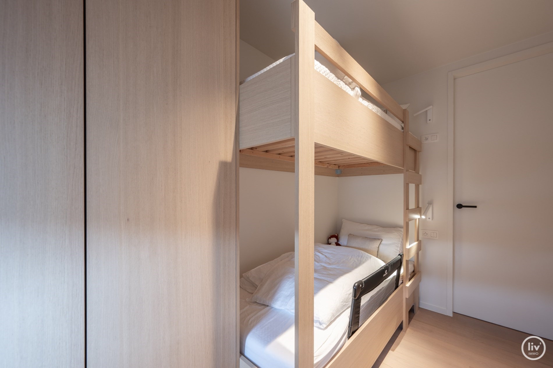 Prachtig gerenoveerd 3 slaapkamerappartement centraal gelegen vlakbij de Lippenslaan te Knokke (met mogelijkheid tot het huren van een stpl aan de overzijde!) 