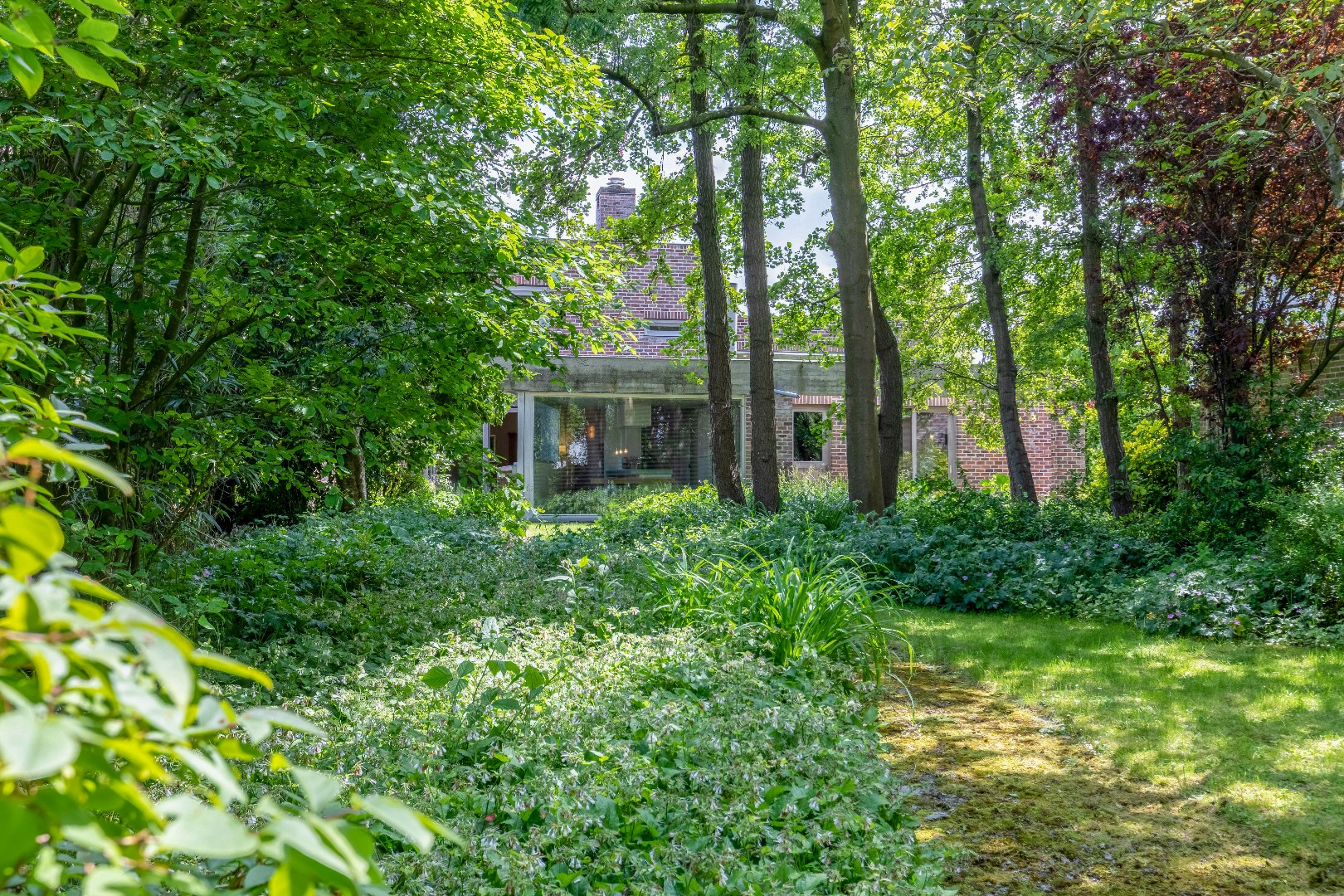 VERKOCHT Unieke kunstenaarswoning met kleine parktuin te Drongen 