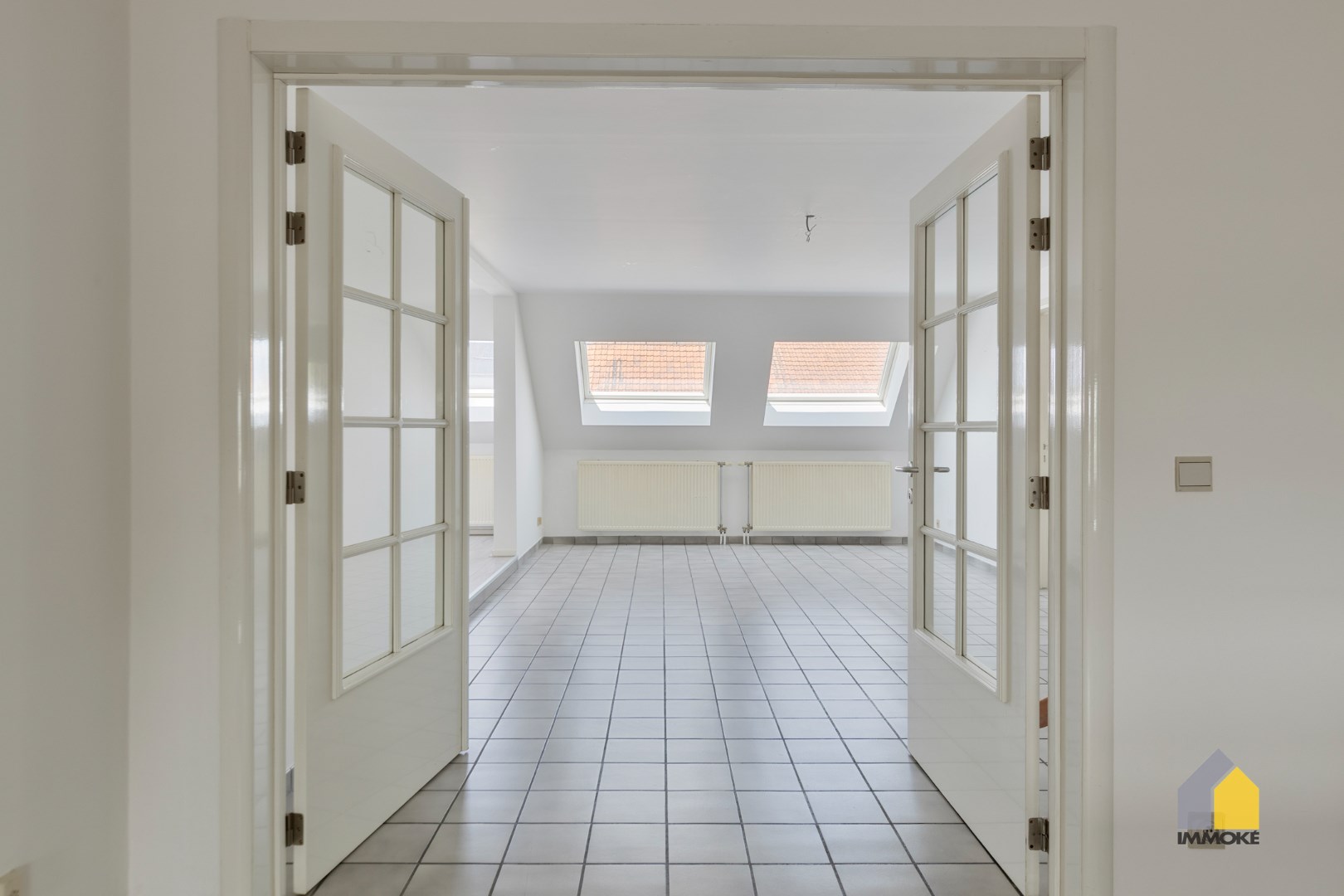 Halfvrijstaande woning met 3 slpks en grote polyvalente ruimte op perceel van 5 a 25 ca. 