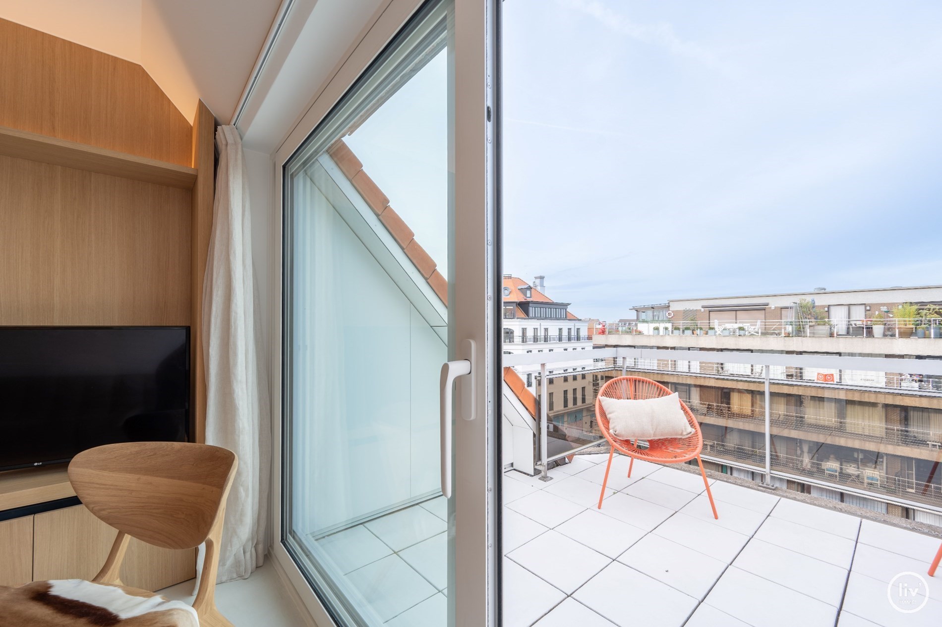 Superbe appartement en duplex magnifiquement r&#233;nov&#233; avec une spacieuse terrasse orient&#233;e vers l&#39;ouest, situ&#233; sur la Lippenslaan &#224; Knokke. 