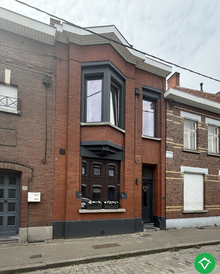 Prachtig gerenoveerde rijwoning nabij het centrum met 3 slaapkamers, tuin en garage te Roeselare 