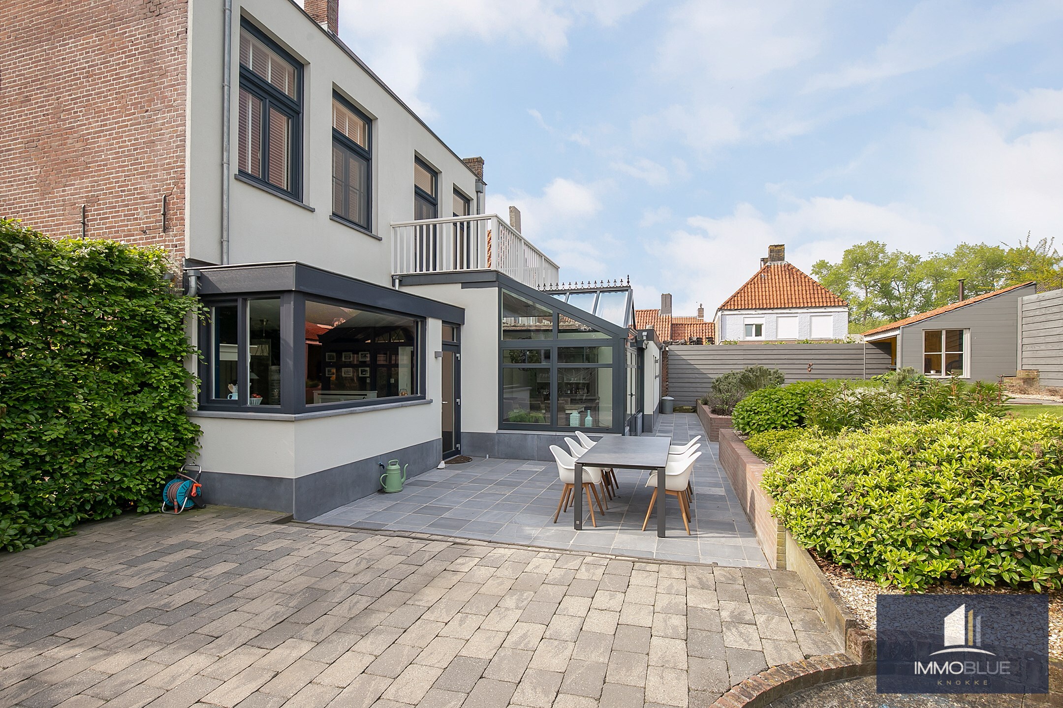 Maison de ma&#238;tre exclusive et &#233;l&#233;gante avec de grands espaces de vie. 