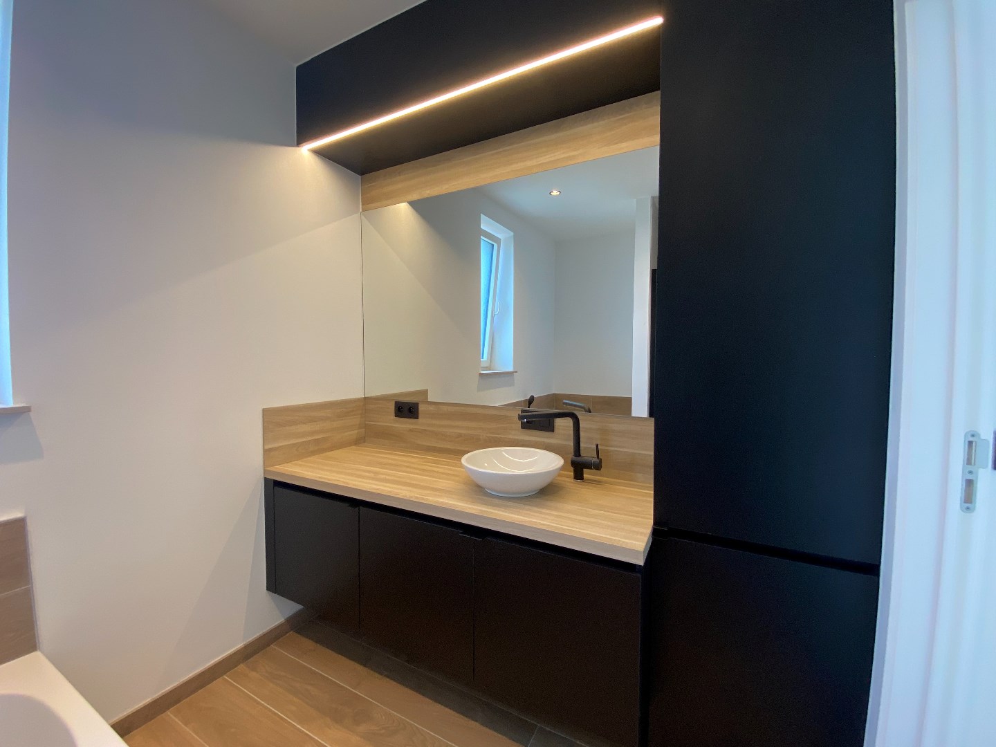 Nieuwbouw luxe appartement op de eerste verdieping met 2 grote terrassen, 2 slaapkamers en mogelijkheid om een garage bij te huren. 