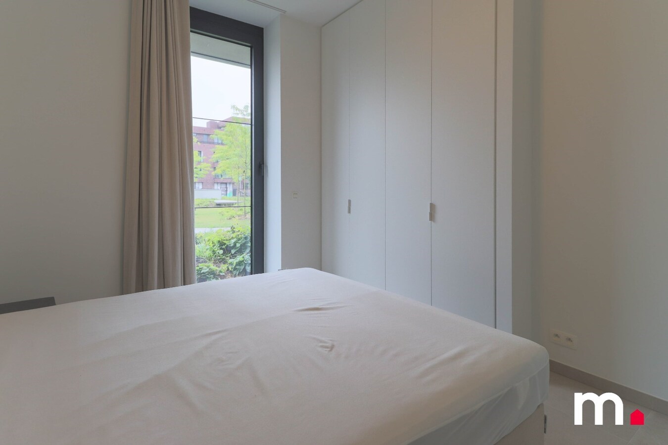 Bemeubeld appartement met lift, 2 slaapkamers &#233;n parkeerplaats in Kortrijk 