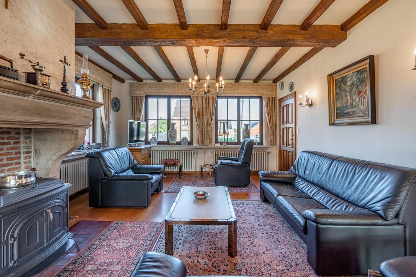 Grote woning met 6 slaapkamers en atelier op 2645 m&#178; te Koekelare 