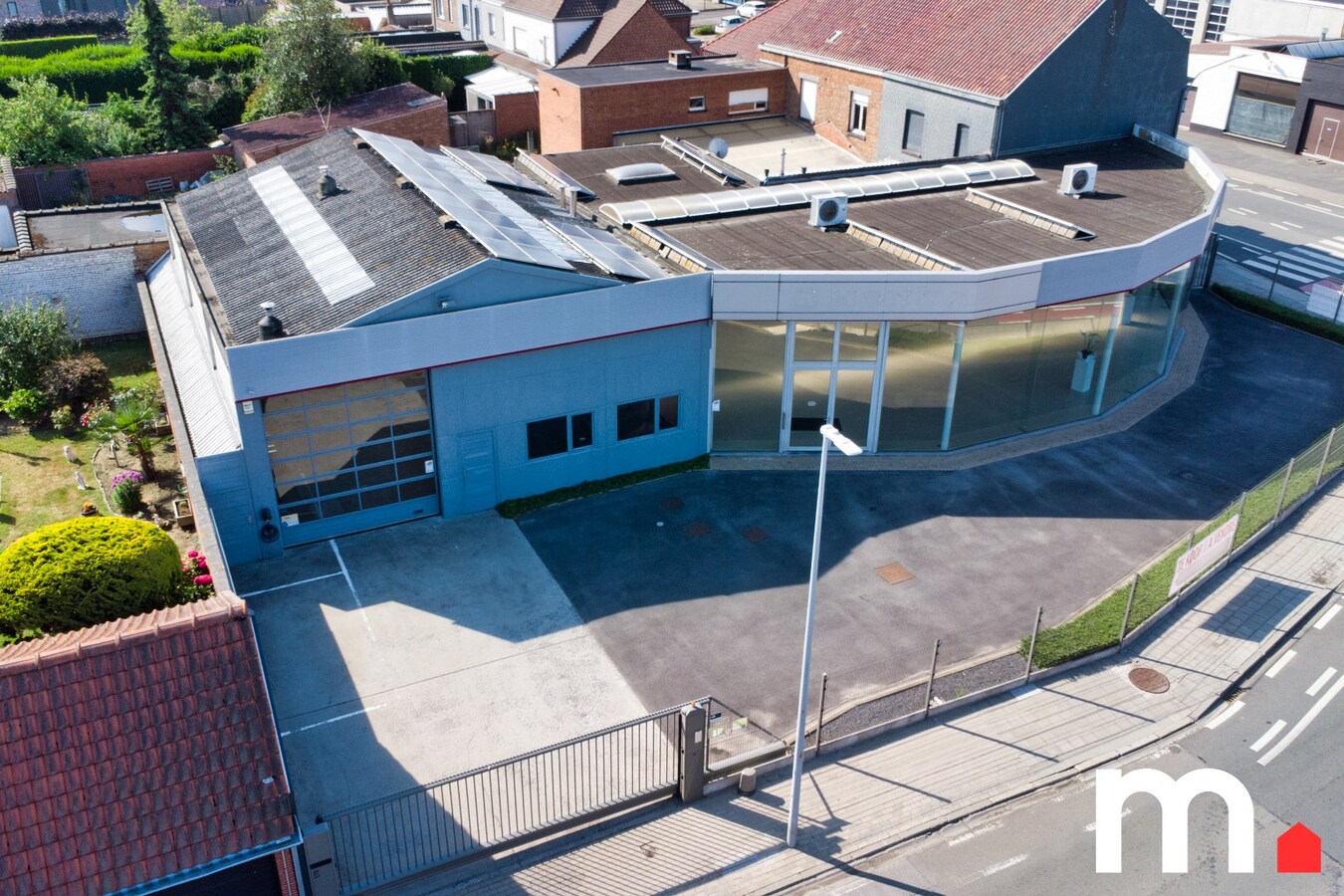 Multifunctioneel bedrijfsgebouw (Showroom + Atelier + Woning) op toplocatie te Rekkem ! 