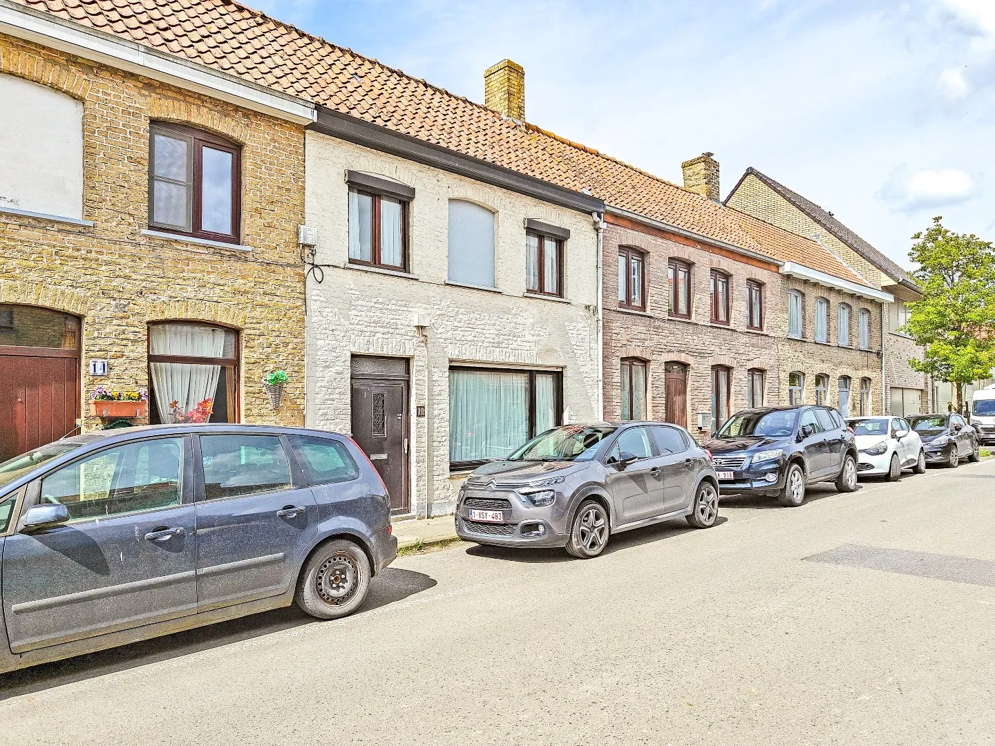 Te renoveren woning met 2 slaapkamers pal in het centrum van Alveringem.