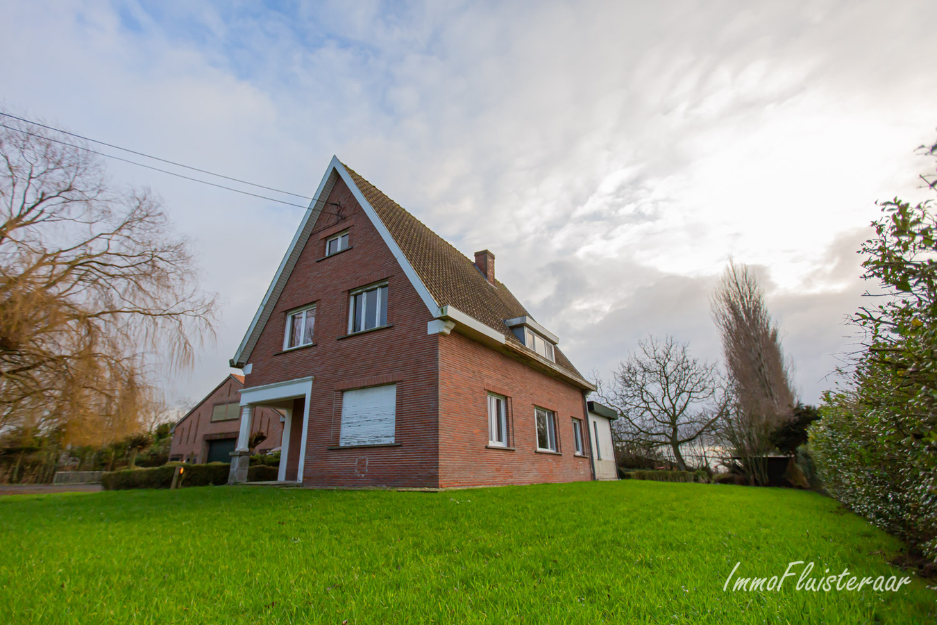 Markante hofstede met aanpalende loodsen op ca. 1,35ha te Watervliet. 