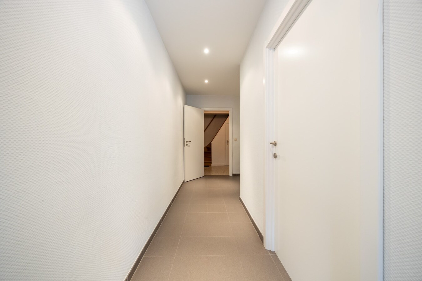Interessante investeringsopportuniteit in hartje Malle: handelspand + 2 appartementen 