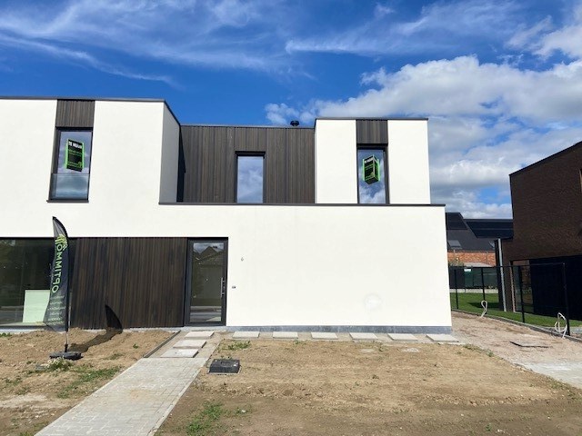 Nieuwbouw halfopen woning op een goeie ligging in gloednieuwe verkaveling! 