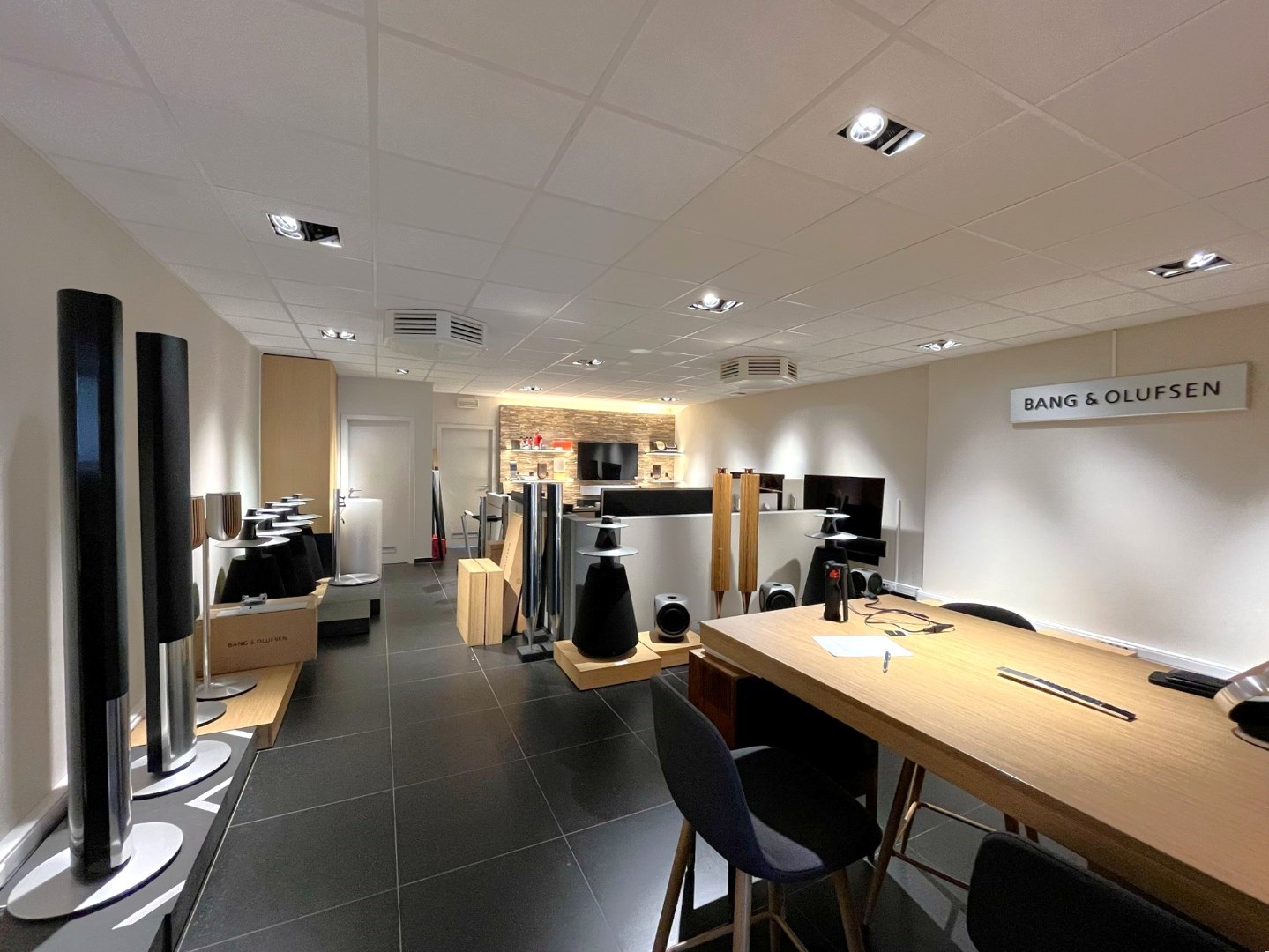 Instapklaar en energiezuinig handelspand op toplocatie in centrum Geel 