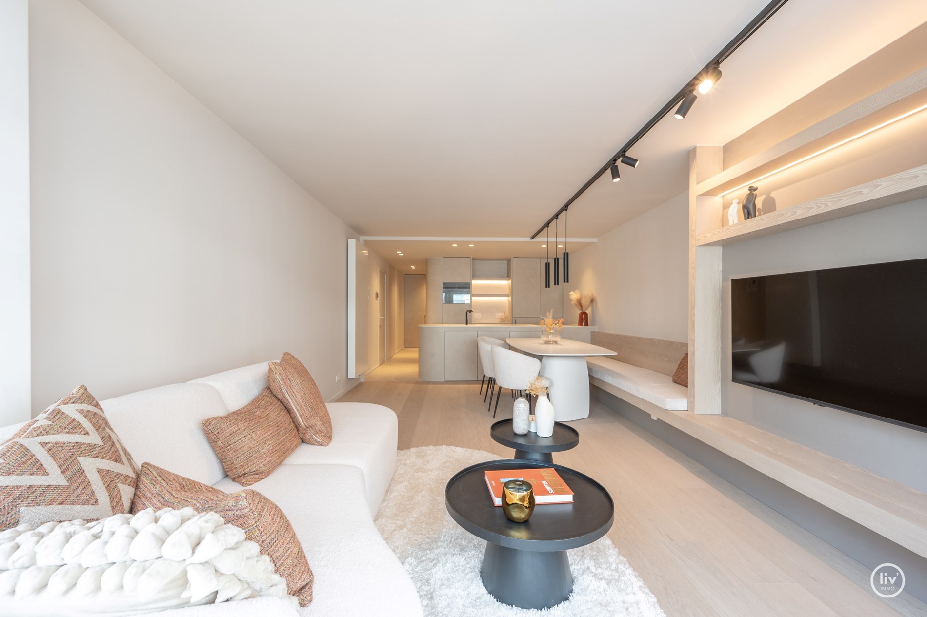 Appartement de 3 chambres r&#233;nov&#233; avec go&#251;t situ&#233; sur la Kustlaan, &#224; proximit&#233; de la place de la Tour de Lumi&#232;re et de la place du Triangle &#224; Knokke. 