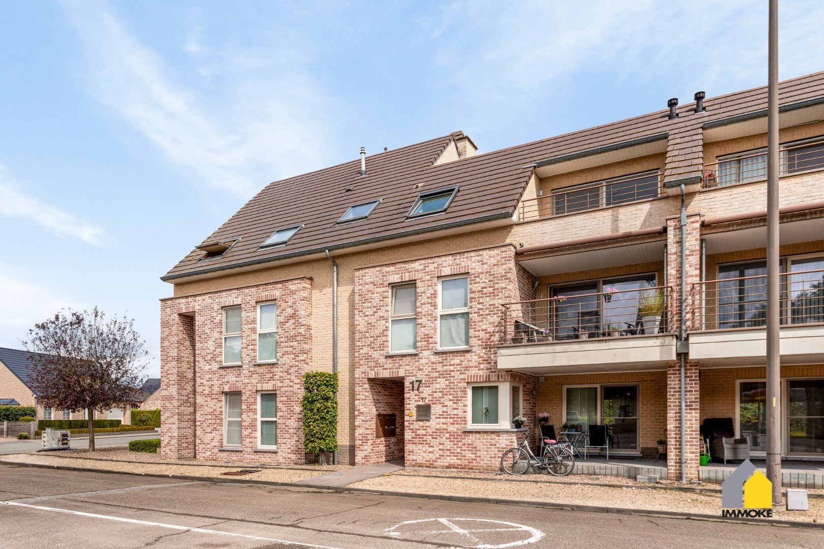 Instapklaar appartement met 2 slpk, zonneterras, garage en kelderberging. 