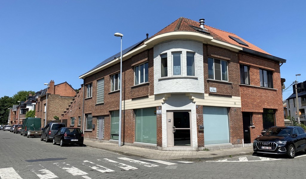 Instapklaar gelijkvloers kantoor in centrum Sint-Denijs-Westrem