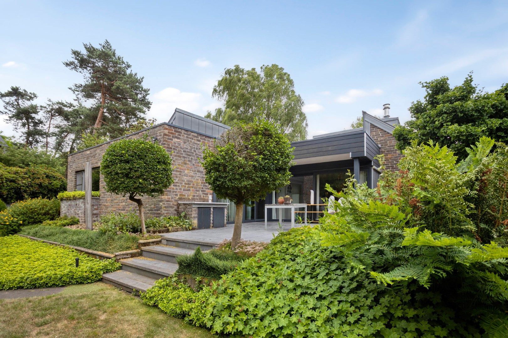 Uitzonderlijke gelijkvloerse villa met 4 slpk. in de groene Europawijk – Mol 