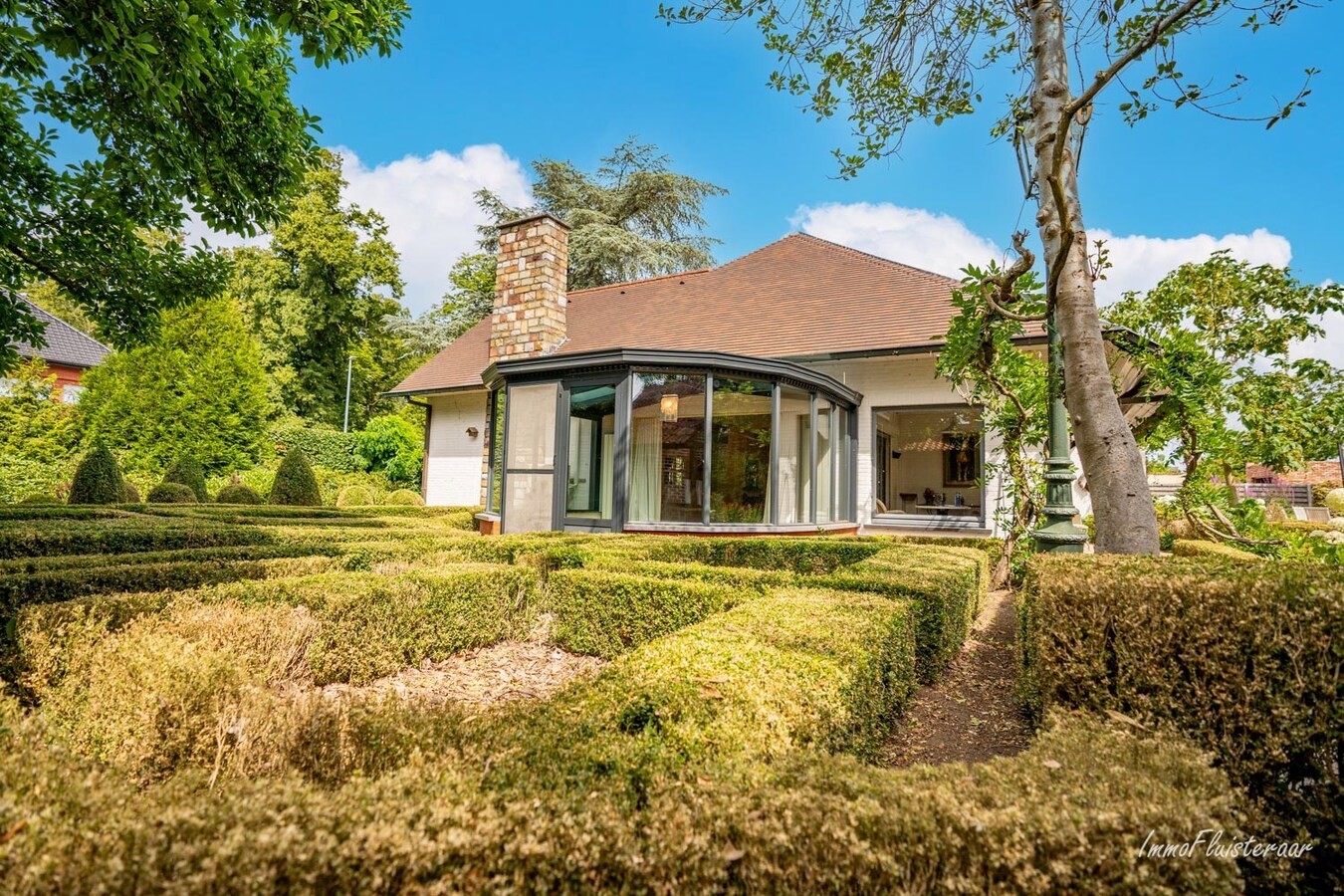 Ruime laagbouwwoning met magazijn, sierserre, aanhorigheden en stallen op ca. 75a te Messelbroek (Scherpenheuvel-Zichem; Vlaams-Brabant) 