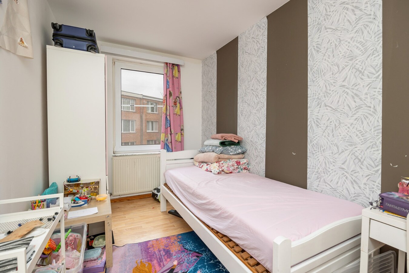 Opbrengsteigendom met 5 appartementen en 3 garages 