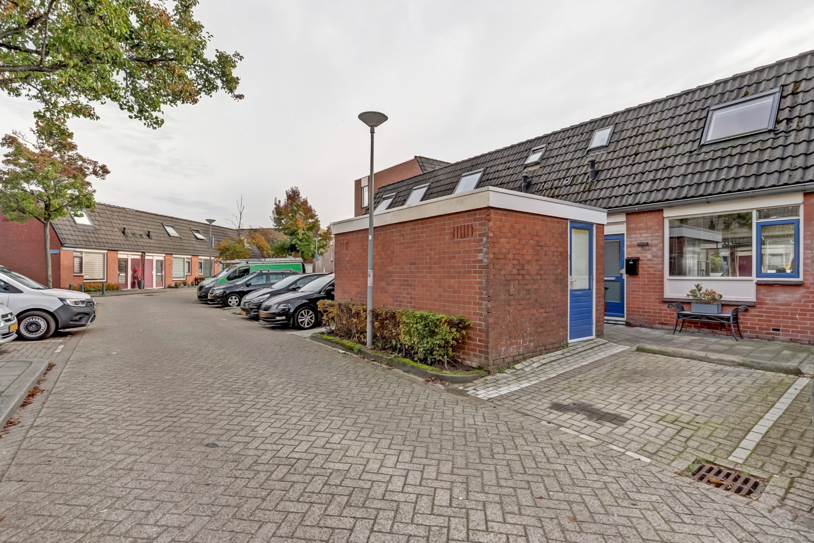 Starters opgelet! keurig 4 kamer tussenwoning met parkeerplaats voor deur, 3 slaapkamers, keurige keuken en badkamer, ruime onderhoudsvriendelijke tuin welke gelegen is op het zuidwesten. 