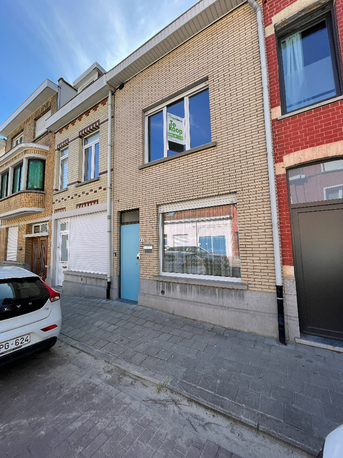 Te renoveren woning met 2 slaapkamers en koer in centrum Roeselare 