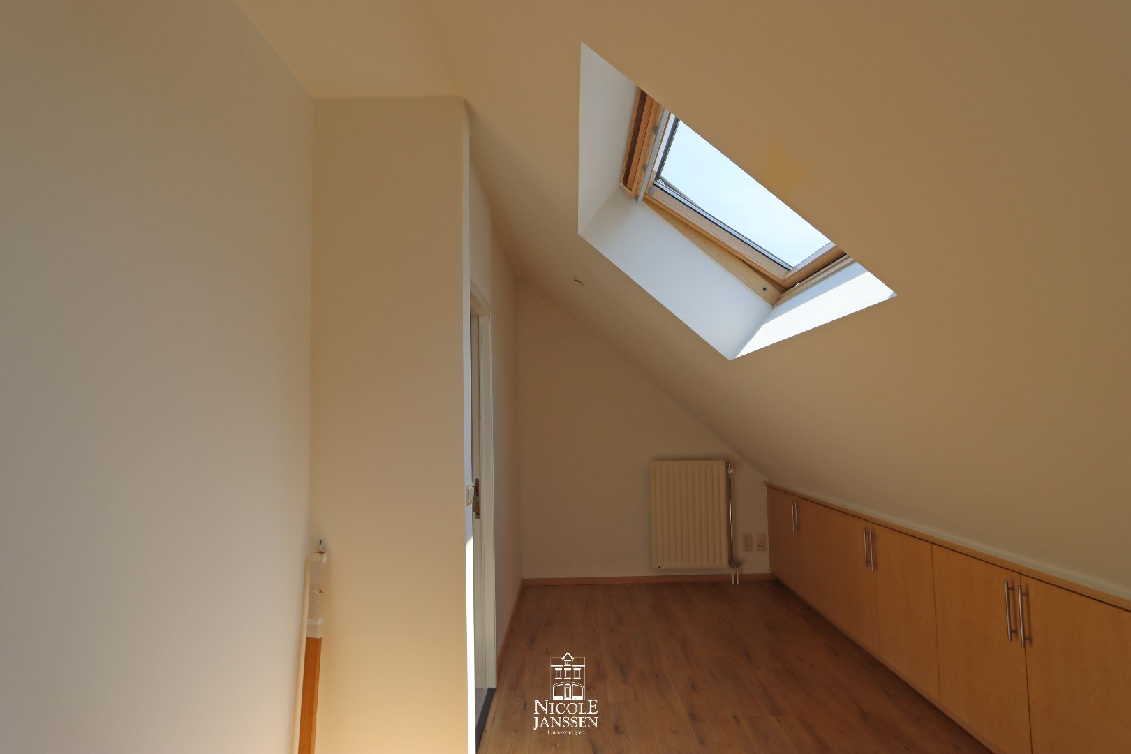 Slaapkamer met vaste kastenwand 