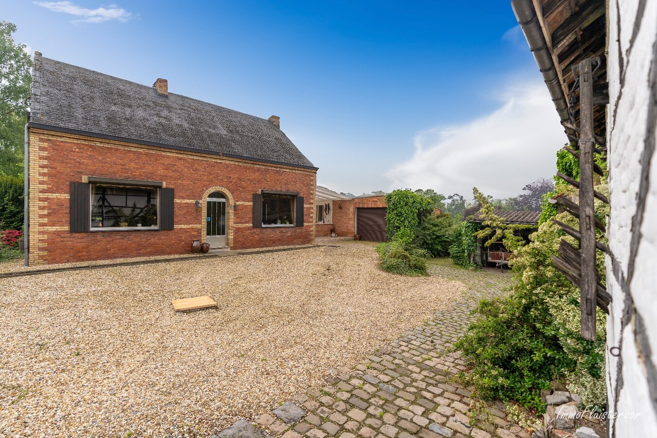 Maison authentique &#224; r&#233;nover avec jardin idyllique sur environ 95a. 