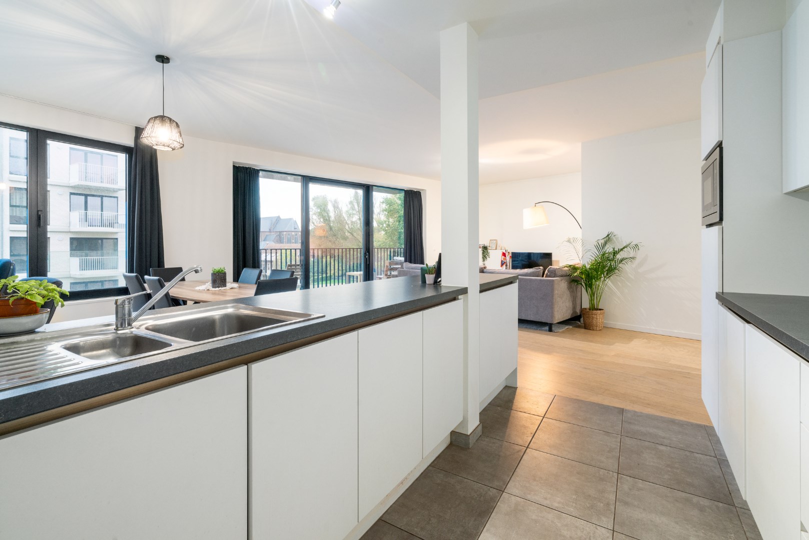 Ruim, modern 2 slaapkamer appartement met staanplaats 