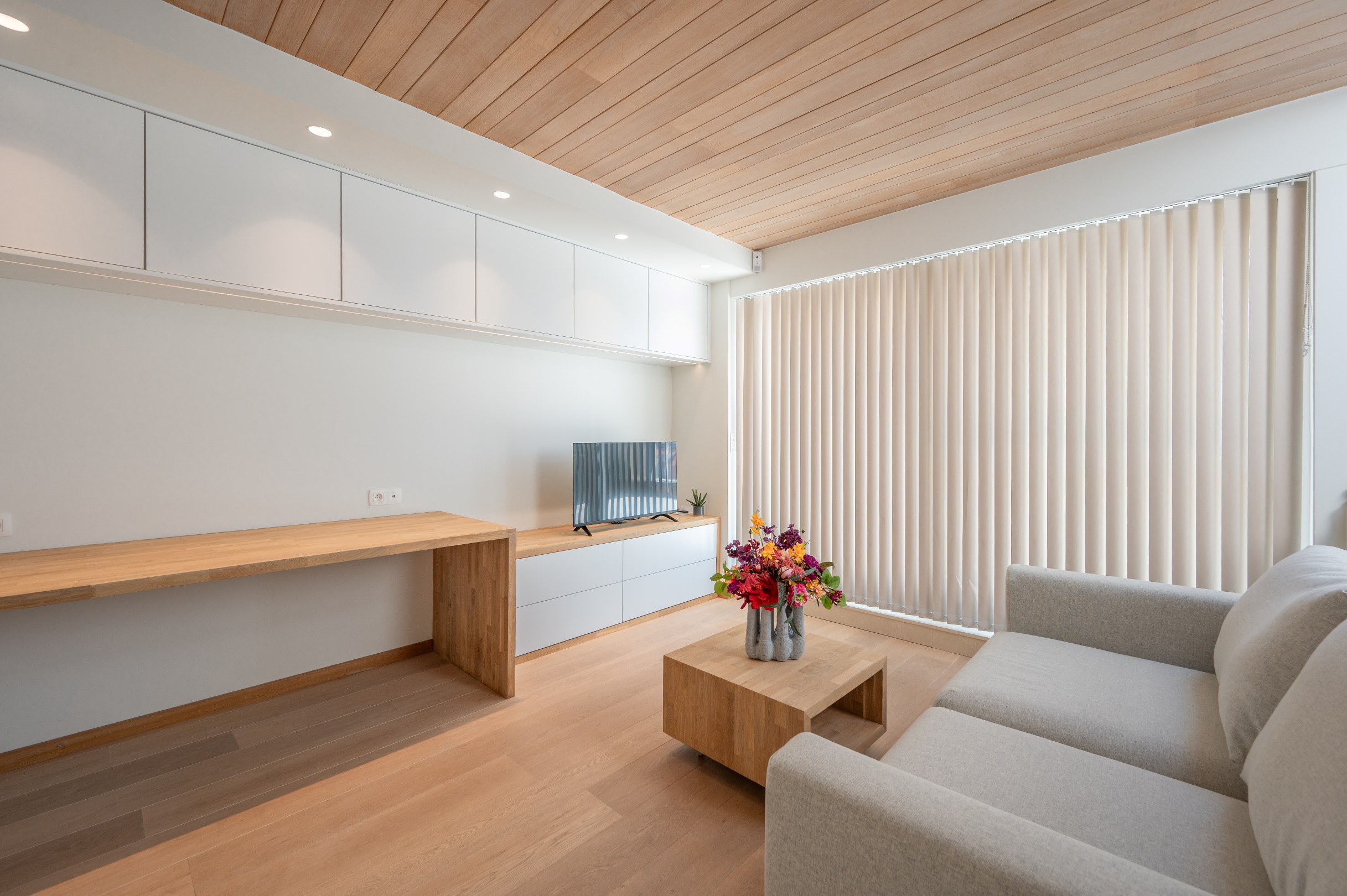 Prachtig instapklaar duplex-appartement met zonnige terrassen genietend van een open zicht en tevens zeezicht (Mogelijkheid tot aankoop van een inpandige garagebox). 