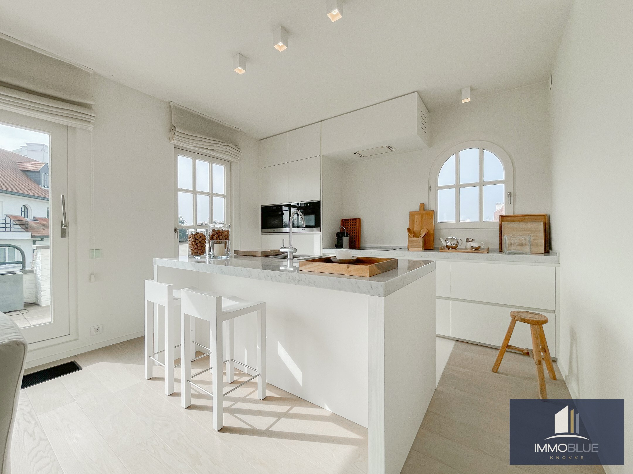Subliem hoekappartement met ruime terrassen gelegen in het prestigieuze domein Tennis Garden. 