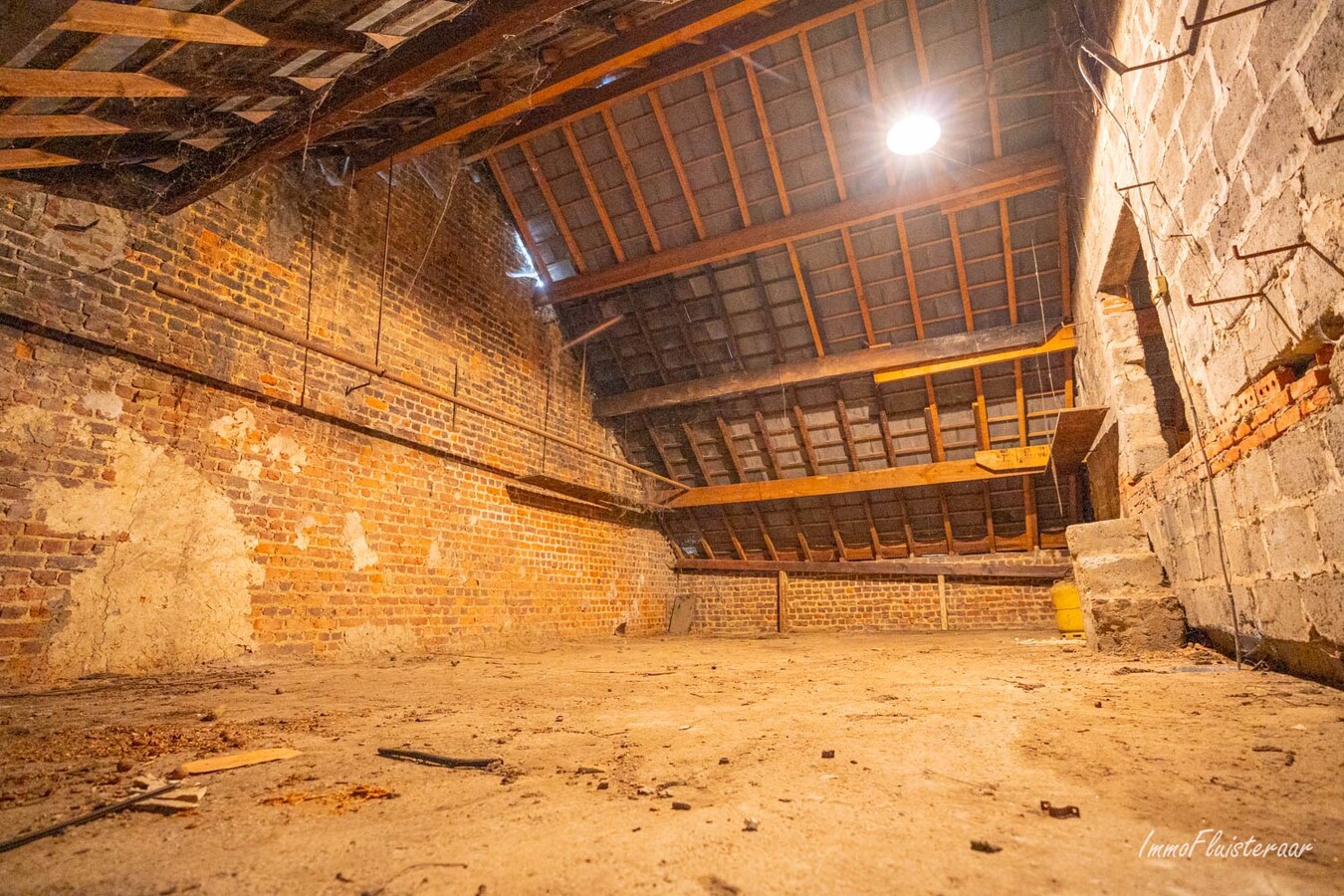 Maison calme et situ&#233;e &#224; la campagne avec d&#233;pendances sur environ 1,28 ha &#224; Bekkevoort (Brabant flamand). 