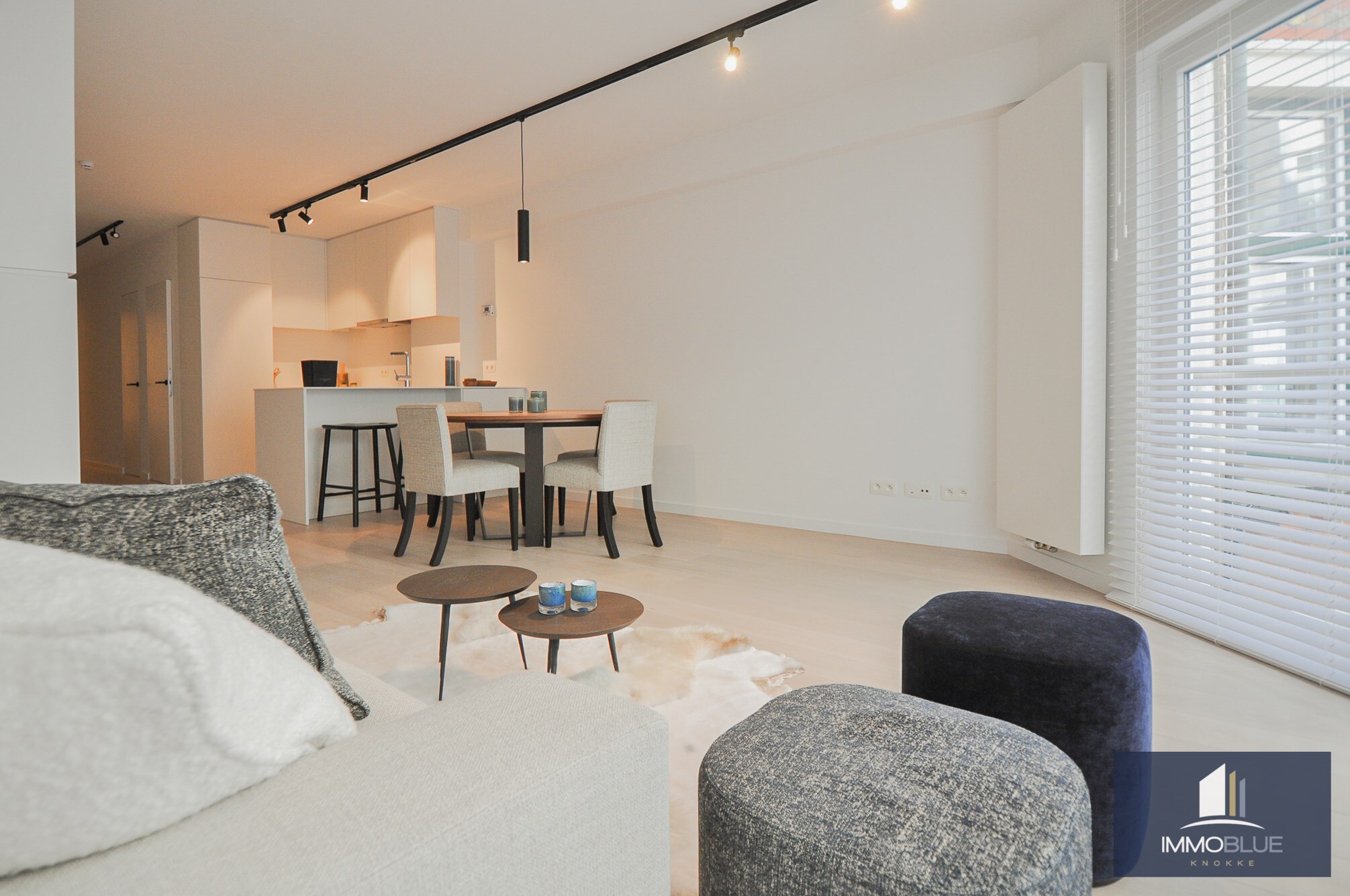 Appartement intemporel, r&#233;cemment enti&#232;rement r&#233;nov&#233;, avec vue lat&#233;rale sur la mer, situ&#233; au Zoute. 