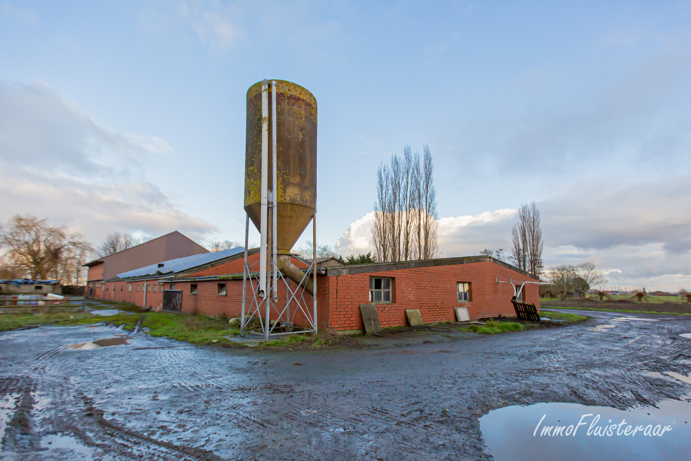 Markante hofstede met aanpalende loodsen op ca. 1,35ha te Watervliet. 